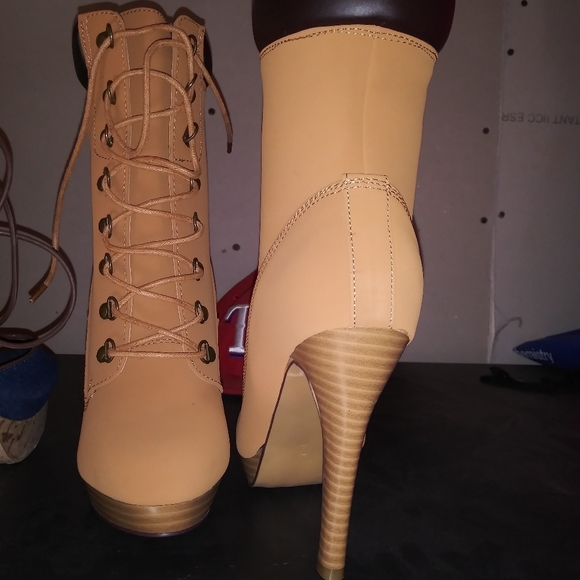Boots/heels - Picture 2 of 5